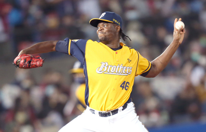 中信兄弟先发投手德保拉。（范扬光摄）