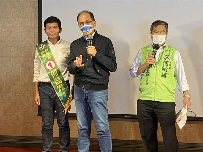 立法院长游锡堃（中）到场帮同党台中市东南区市议员候选人何昆霖站台助讲，台上台下气氛热闹。（张妍溱摄）