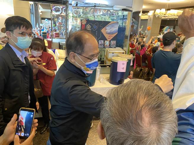 立法院长游锡堃（中）到场帮台中市东南区市议员候选人何昆霖站台助讲，和台下支持者以「肘击式」打招呼后，引发民眾惊喜。（张妍溱摄）