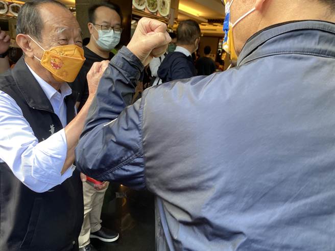 立法院长游锡堃（右）到场和支持者以「肘击式」打招呼后，引发民眾惊喜。（张妍溱摄）
