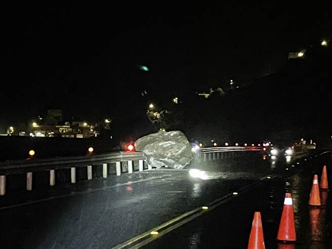 滨海公路晚间发生落石，分别占住了南北双向的机车专用道，瑞芳分局在现场实施交通管制，维持单线双向通行。（翻摄照片／张志康新北传真）