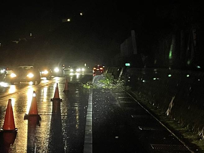 滨海公路晚间发生落石，分别占住了南北双向的机车专用道，瑞芳分局在现场实施交通管制，维持单线双向通行。（翻摄照片／张志康新北传真）