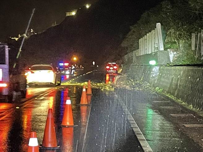 滨海公路晚间发生落石，分别占住了南北双向的机车专用道，瑞芳分局在现场实施交通管制，维持单线双向通行。（翻摄照片／张志康新北传真）