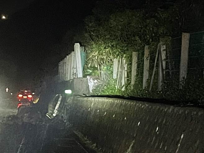 滨海公路晚间发生落石，分别占住了南北双向的机车专用道，瑞芳分局在现场实施交通管制，维持单线双向通行。（翻摄照片／张志康新北传真）