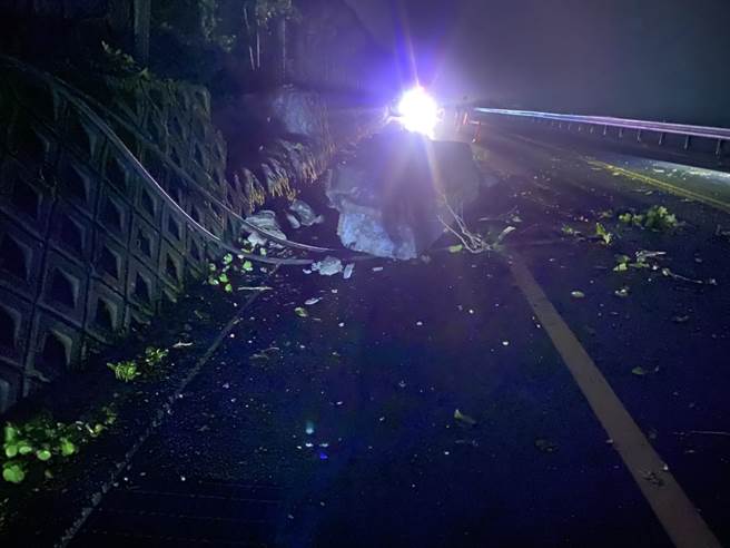 滨海公路晚间发生落石，分别占住了南北双向的机车专用道，瑞芳分局在现场实施交通管制，维持单线双向通行。（翻摄照片／张志康新北传真）