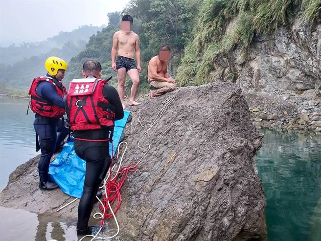 嘉义县阿里山乡茶山村曾文溪上游，今中午传1名年约21岁少年帮父亲工作时，不慎跌落3、4米深水域。（读者提供∕吕妍庭嘉义传真）