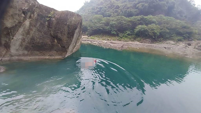 嘉义县阿里山乡茶山村曾文溪上游，今中午传1名年约21岁少年帮父亲工作时，不慎跌落3、4米深水域。（读者提供∕吕妍庭嘉义传真）