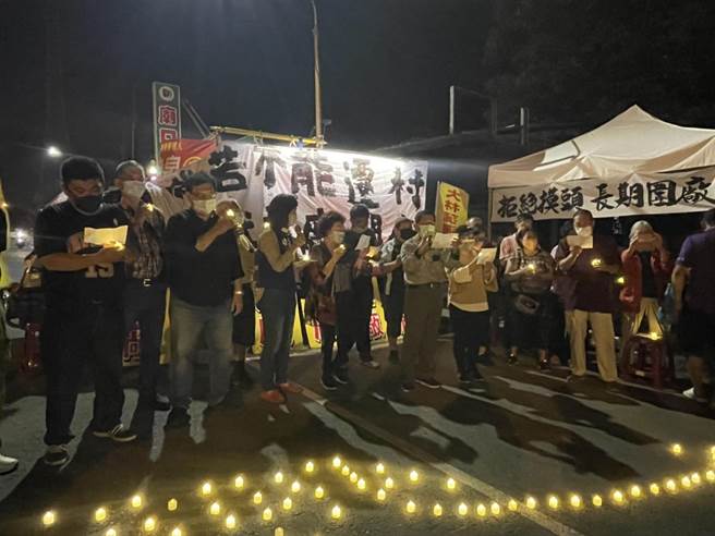 各地的声援团体在演讲交流后，特别合唱《黄昏的故乡》，并为大林蒲点亮祈福蜡烛。（洪靖宜摄）