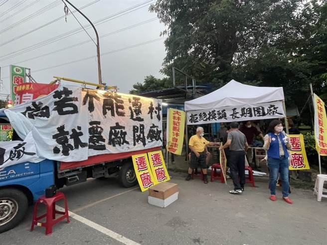 大林蒲迁村促进会在中油大门口发动长期围厂抗争。（洪靖宜摄）