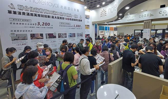 许多饭店的餐券及住宿券都是民眾锁定的目标，吸引大批民眾排队抢好康。（赵双杰摄）