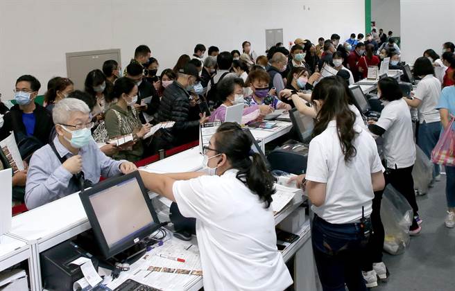 许多饭店的餐券及住宿券都是民眾锁定的目标，吸引大批民眾排队抢好康。（赵双杰摄）