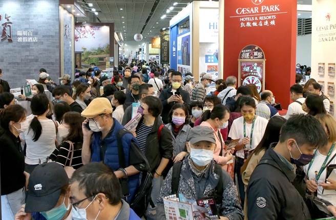 边境解封后最大实体旅展「ITF台北国际旅展」4日在南港展览馆开展，参展厂商提供多项优惠，抢攻疫后出游商机，吸引许多民眾前来。（赵双杰摄）