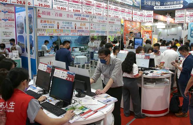 参展厂商提供多项优惠，抢攻疫后出游商机，吸引许多民眾前来抢好康。（赵双杰摄）