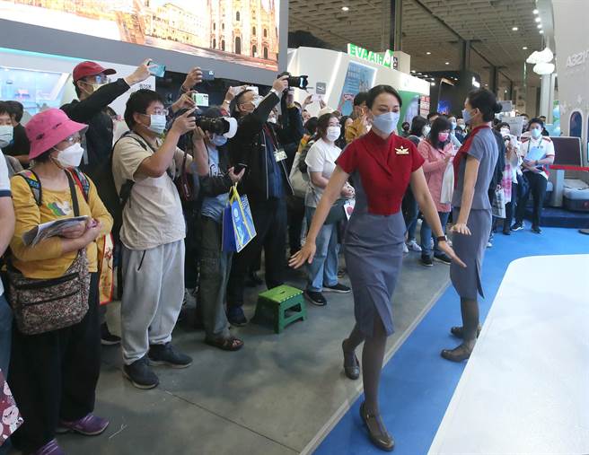参展厂商提供多项优惠，抢攻疫后出游商机，中华航空请来空姐热舞，炒热现场气氛。（赵双杰摄）