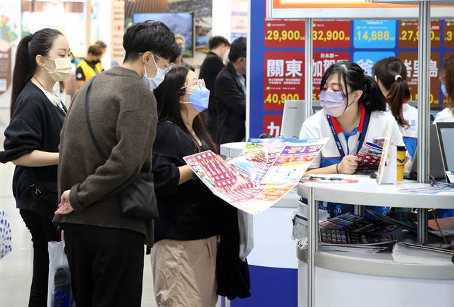参展厂商提供多项优惠，抢攻疫后出游商机，吸引许多民眾前来抢好康。（赵双杰摄）