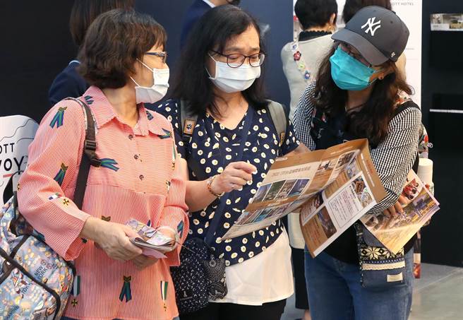 参展厂商提供多项优惠，抢攻疫后出游商机，吸引许多民眾前来抢好康。（赵双杰摄）