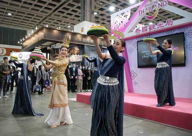 参展厂商提供多项优惠，抢攻疫后出游商机，泰国观光局特地请来舞者表演传统舞蹈，藉此吸引人气。（赵双杰摄）