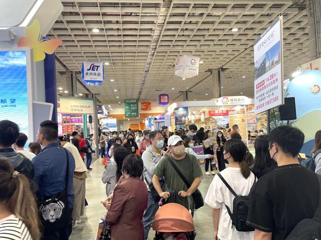 2022台北国际旅展今（5日）逢首个假日，涌入许多民眾前来抢好康，海外旅游区域人潮热络。（何书青摄）
