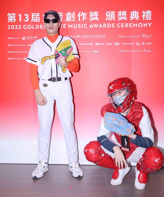 YELLOW黃宣活潑扮投手，為完整人設要求還自帶補手。（羅永銘攝）