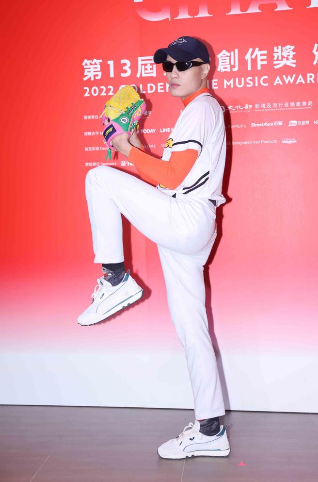 YELLOW黃宣活潑扮投手，為完整人設要求還自帶補手。（羅永銘攝）