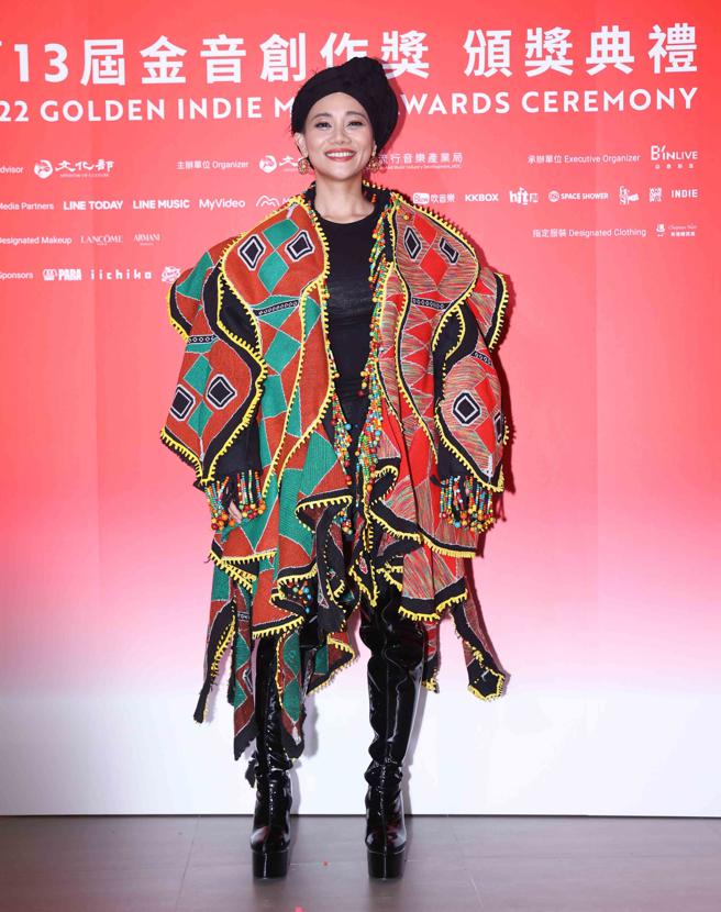 阿爆以周裕穎 Just in XX與排灣族工藝保存者 Ljavaus陳利友妹一起合作的服裝，擔任本屆金音獎主持人。（羅永銘攝）