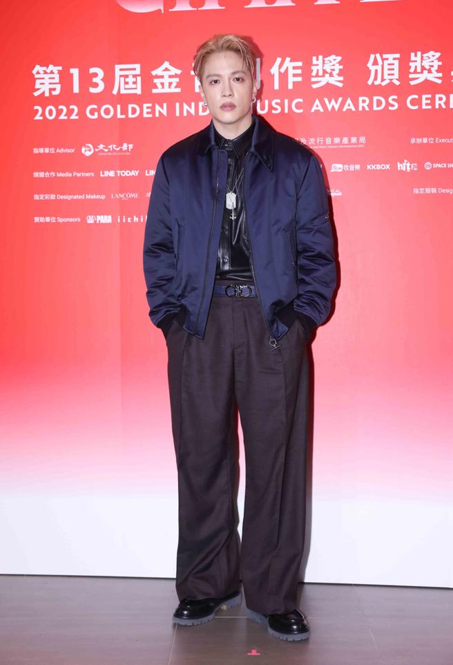 J.Sheon以Ferragamo暗藍色短夾克搭配黑色西裝褲。（羅永銘攝）