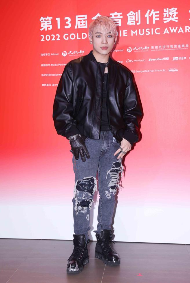 ØZI以暗黑眼妝預告接下來專輯風格。（羅永銘攝）