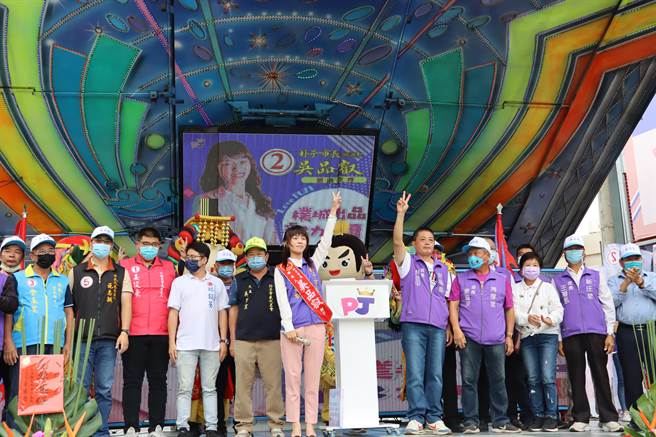嘉义县无党籍朴子市长候选人吴品叡争取连任，今竞选总部成立大会，多位代表、里长同台相挺。（吕妍庭摄）