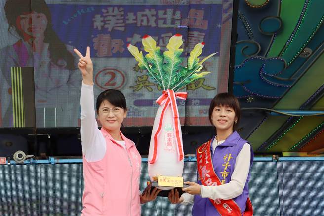 嘉义县无党籍朴子市长候选人吴品叡（右）争取连任，今竞选总部成立，退出民进党遭开除党籍的太保市长候选人郑淑分（左）特地来站台献祝福。（吕妍庭摄）