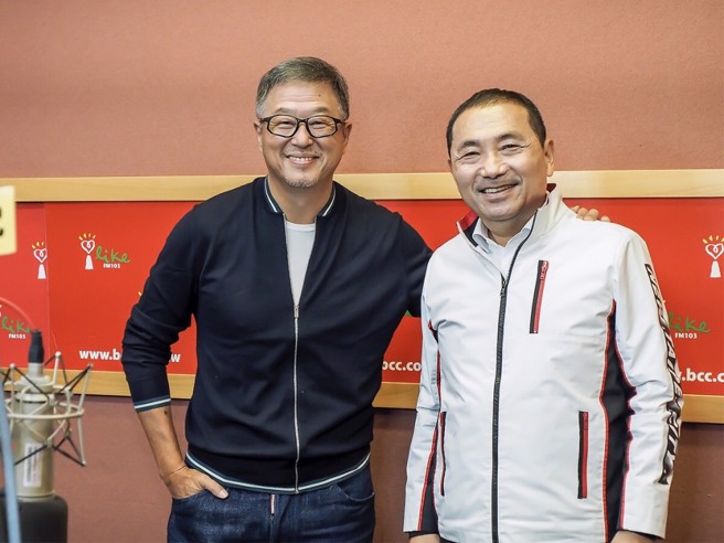 新北市长侯友宜(右)和王伟忠是嘉义高中同窗。侯友宜表示，他真想和王伟忠一起打场球，并晒一晒校园生活回忆。(摘自侯友宜粉专)