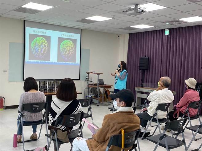 内湖少辅组举办「沟通任意门，练习新可能」家长亲职教育讲座。(翻摄照片／林郁平台北传真）