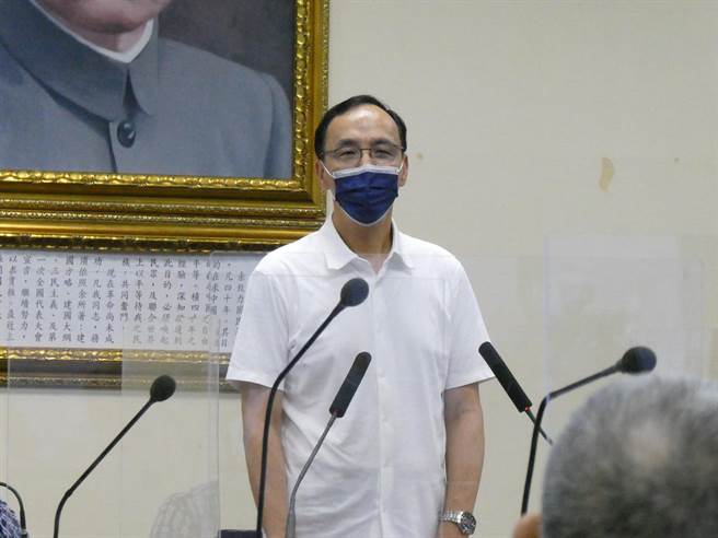 台北市長選舉電視辯論會結束，國民黨候選人蔣萬安在應對抗中保台必考題時，表現獲藍營肯定。國民黨主席朱立倫晚間在臉書肯定，蔣堅守黨一致立場，用最熱愛中華民國、守護自由民主人權法治決心，粉碎民進黨「抗中保台」政治語言。（周志豪攝）