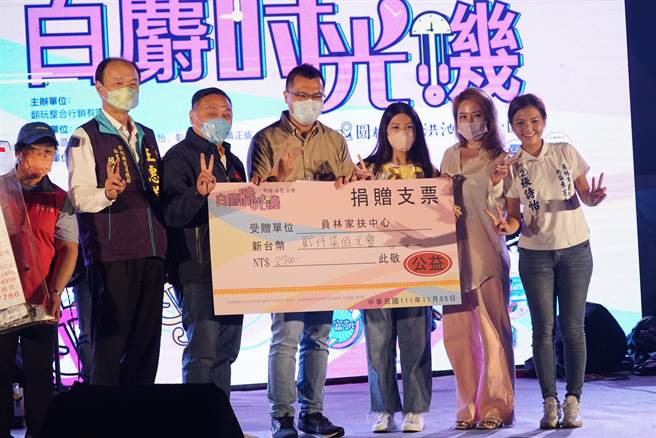 5日下午张诗怡在圆林园滞洪池生态公园，与议员黄正盛联合协办「白麝时光机」金曲演唱会，现场有摊位将收入全捐给社福团体。(吴建辉摄)