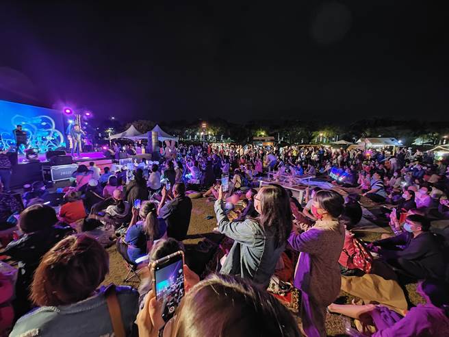 「白麝时光机」吸引将近千名市民齐聚，张诗怡也亲自献唱梦然的「少年」给台下观眾，引来热烈欢呼与掌声。(吴建辉摄)