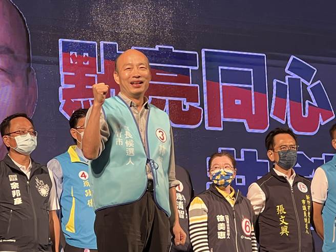前高雄市長韓國瑜5日晚間來到竹市為林耕仁站台，他說今天站在林耕仁旁邊好可怕，因為有人說他會把我打死，暗諷宅神朱學恒說看誰幫林耕仁站台就要站一個打一個。（王惠慧攝）
