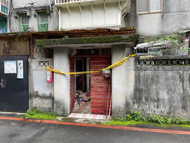 新北市新店区博爱街巷弄内今飘出恶臭味，里长获知后赶往，通知警消处理，破门才发现68岁孔女陈尸于家中床上。（警方提供／李奇叡新北传真）