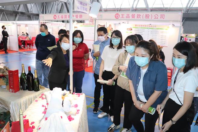 台南远东香格里拉大饭店祭出求职者来面试，就能摸彩抽奖。(曹婷婷摄)