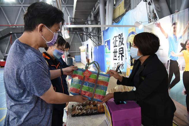 台南远东香格里拉大饭店祭出求职者来面试，就能摸彩抽奖。(曹婷婷摄)