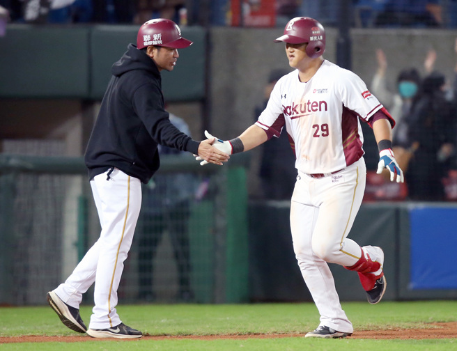 7局下乐天桃猿陈俊秀（右）击出阳春全垒打，跑回本垒时与队友击掌庆祝。（范扬光摄）