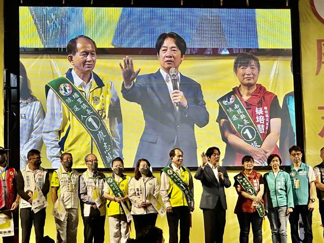 副總統賴清德（中）5日到埔里鎮，力挺南投縣長候選人蔡培慧（右）及埔里鎮候選人廖志城。（廖志晃攝）