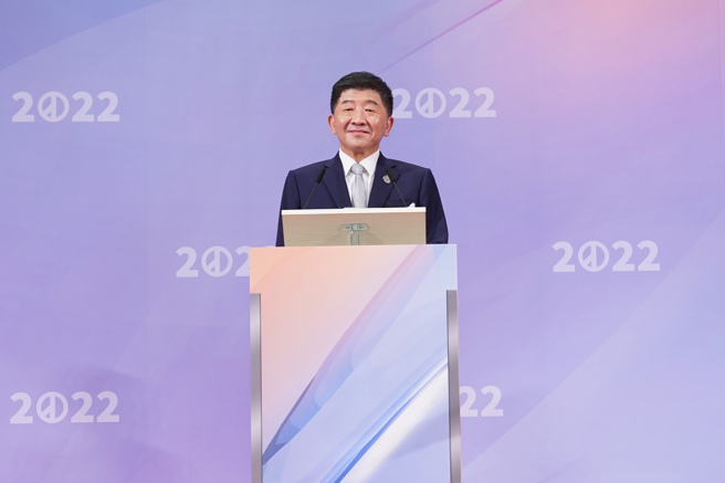 2022台北市长候选人电视辩论会，候选人陈时中站在发言台。（主办单位提供）