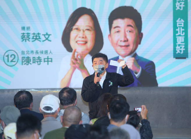 「阿中庙口开讲」活动5日晚间在台北市松山慈宫佑前广场举办，民进党台北市长候选人陈时中（中）手持收到小朋友用注音符号写的「阿中加油」字条，十分窝心。（张铠乙摄）