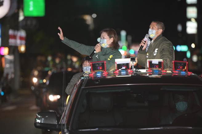 民进党新竹市长候选人沈慧虹5日与壮阔台湾联盟理事长吴怡农合体进行「光荣车队」扫街。（沈慧虹团队提供／王惠慧新竹传真）