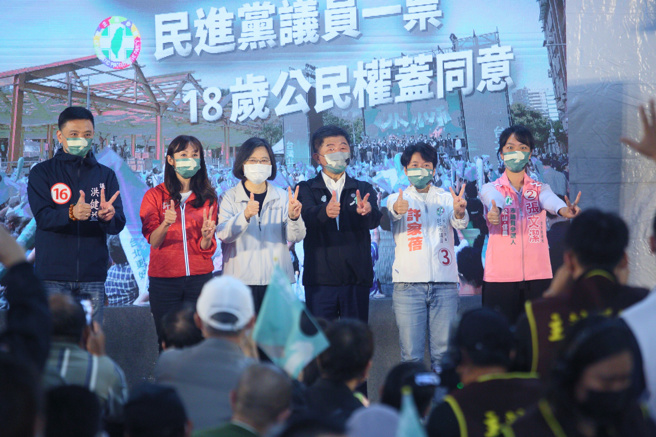 蔡英文總統（左三）5日晚間出席在台北市松山慈宮祐前廣場舉辦的「阿中廟口開講」活動，與民進黨台北市長候選人陳時中（右三）、市議員候選人洪健益（左起）、許淑華、許家蓓與張文潔比出12號手勢合影。（張鎧乙攝）