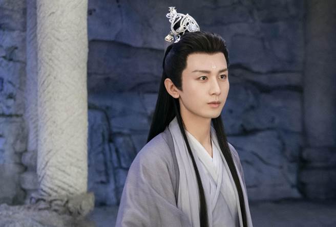 自《琉璃》演出司凤一角爆红的成毅，至今戏剧邀约不断。（LiTV、欢瑞世纪提供）