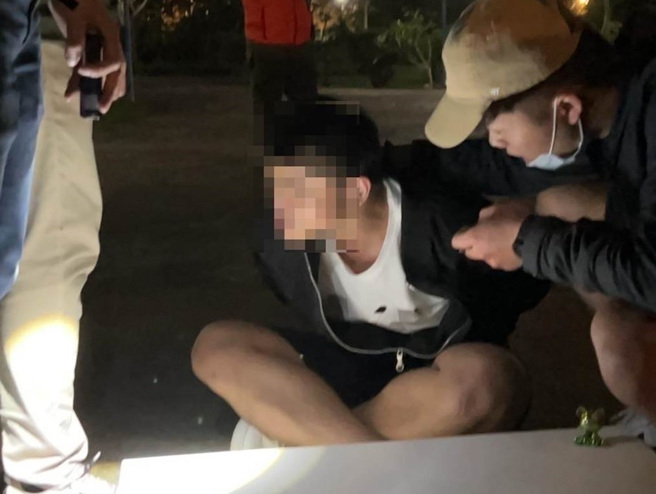 警方稍早以车追人，在桃园多地逮到3名弃尸共犯，已带回漏夜侦讯。（警方提供）