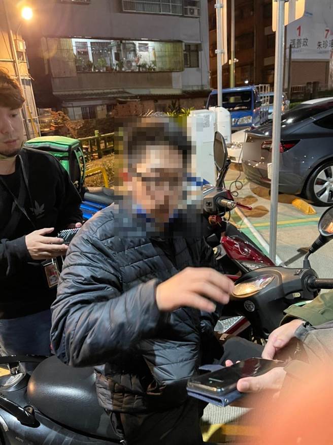 警方稍早以车追人，在桃园多地逮到3名弃尸共犯，已带回漏夜侦讯。（警方提供）