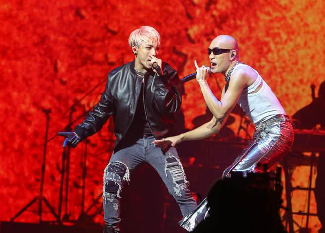 OZI（左）与黄宣携手演出。（粘耿豪摄）