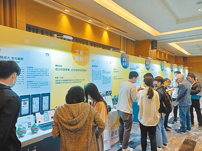 2022成大創新圓夢計畫成果發表暨新創媒合會，有將近30個成大新創團隊參展，讓大眾看到成大校園新創蘊藏的無限可能。圖／謝易晏
