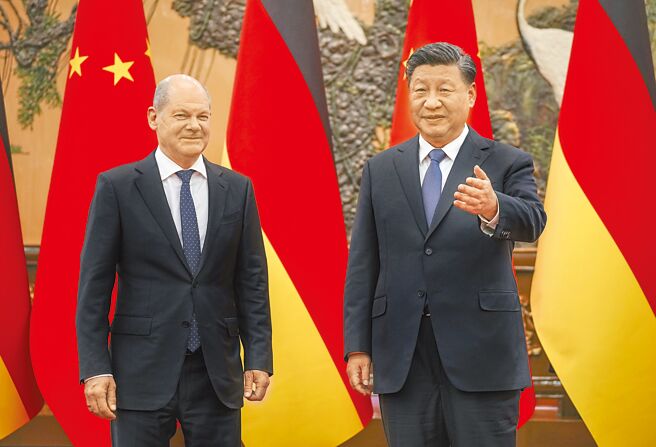 中共二十大闭幕后，首位欧洲领袖、德国总理萧兹（左）4日抵达北京访问，中国国家主席习近平（右）在人民大会堂接见。（美联社）